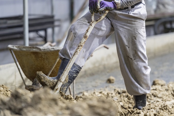 シャベルを使用する作業員