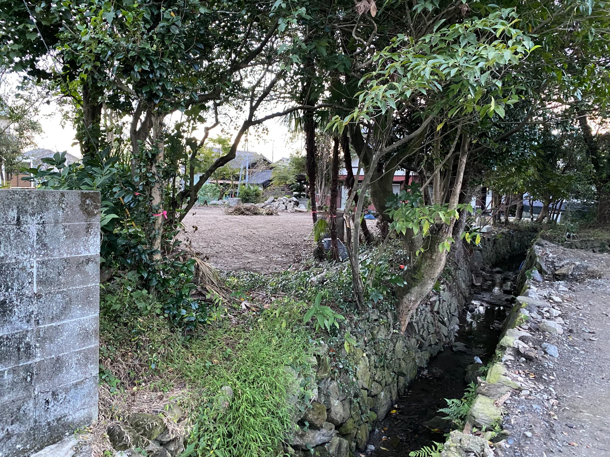 老朽化した既存石積み水路の状態ビフォー(福岡県みやま市本吉)