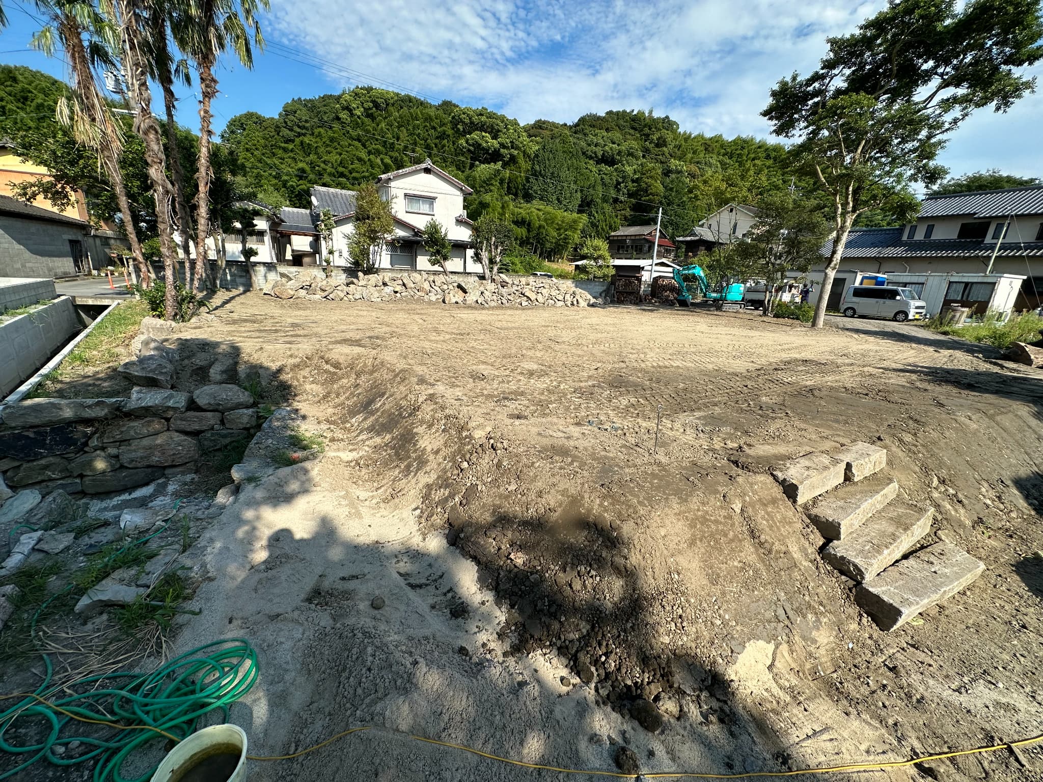 重機による掘削・整地作業中の様子(福岡県みやま市本吉)