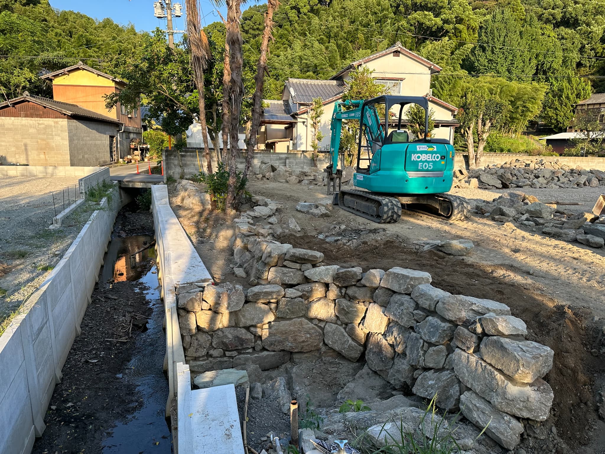 石積みと擁壁水路の同時施工中の様子(福岡県みやま市本吉)
