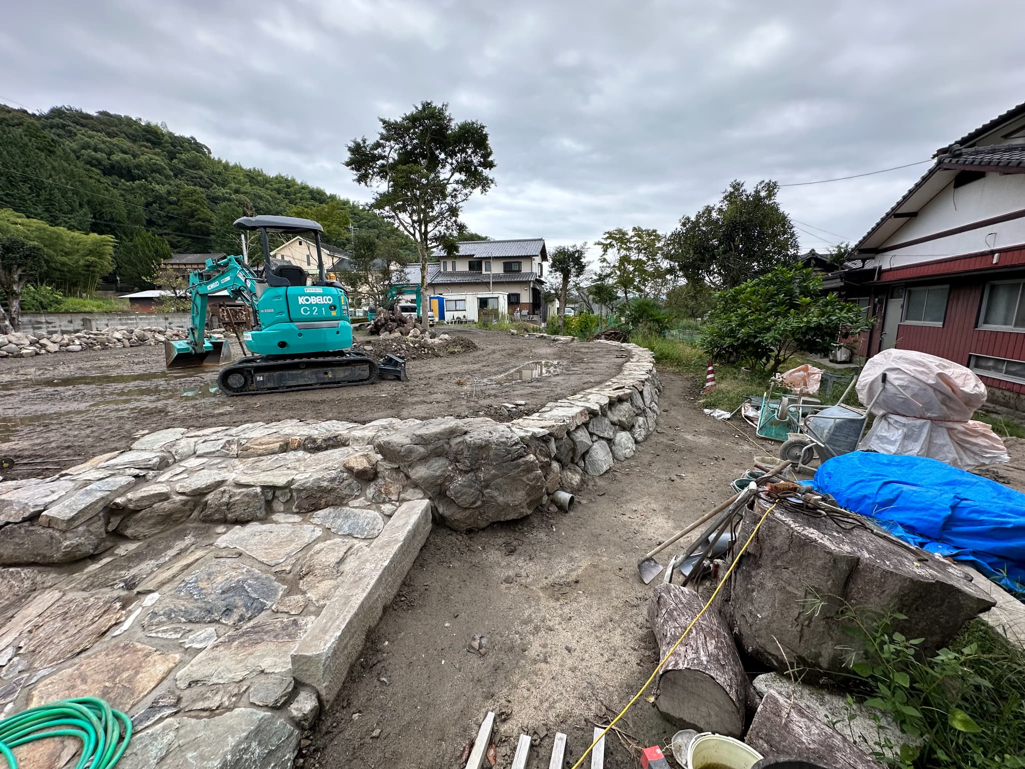 曲線石積み施工中の全景(福岡県みやま市本吉)